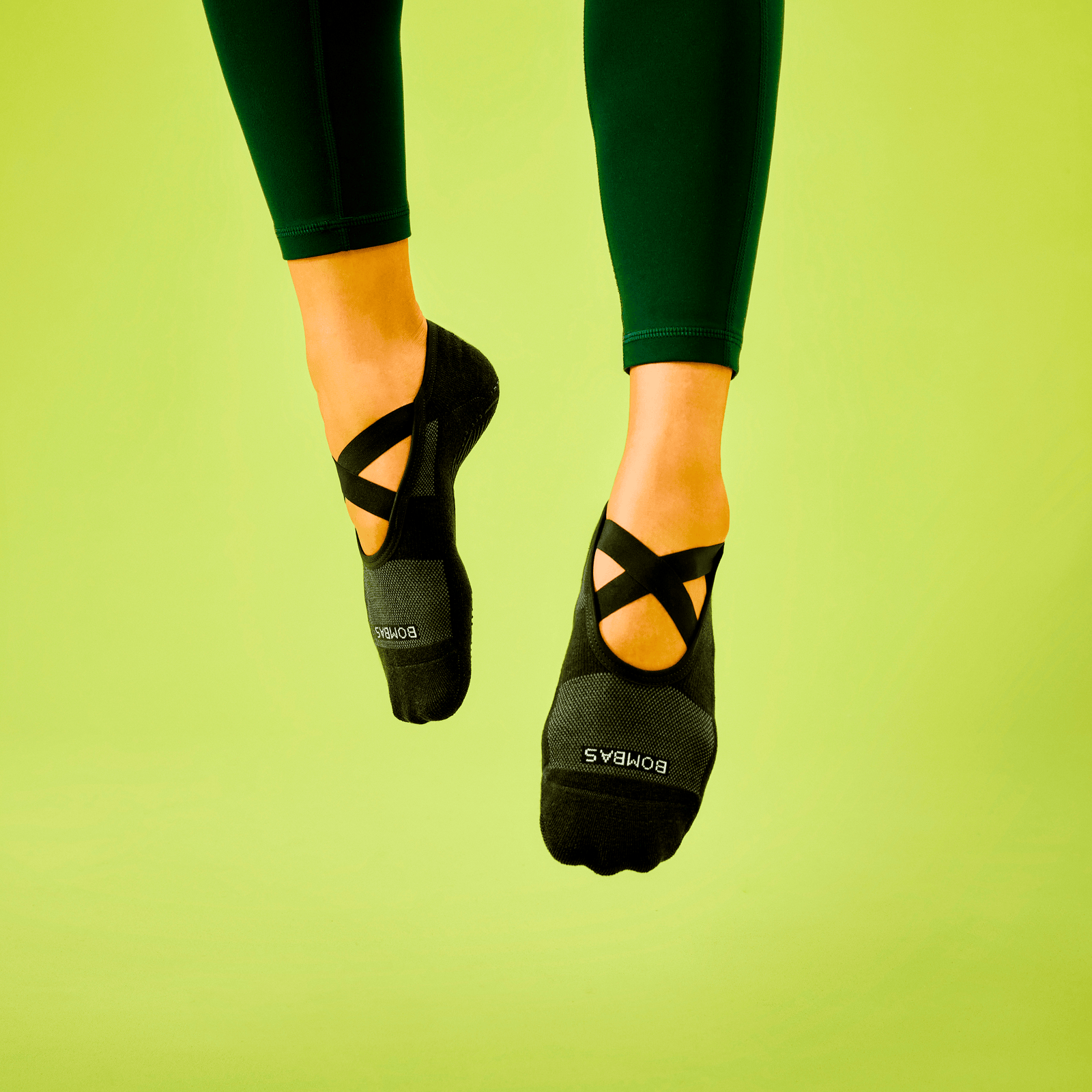 official-bombas::10119-black-adult-female-onmodel-0-transparent-v3.png
