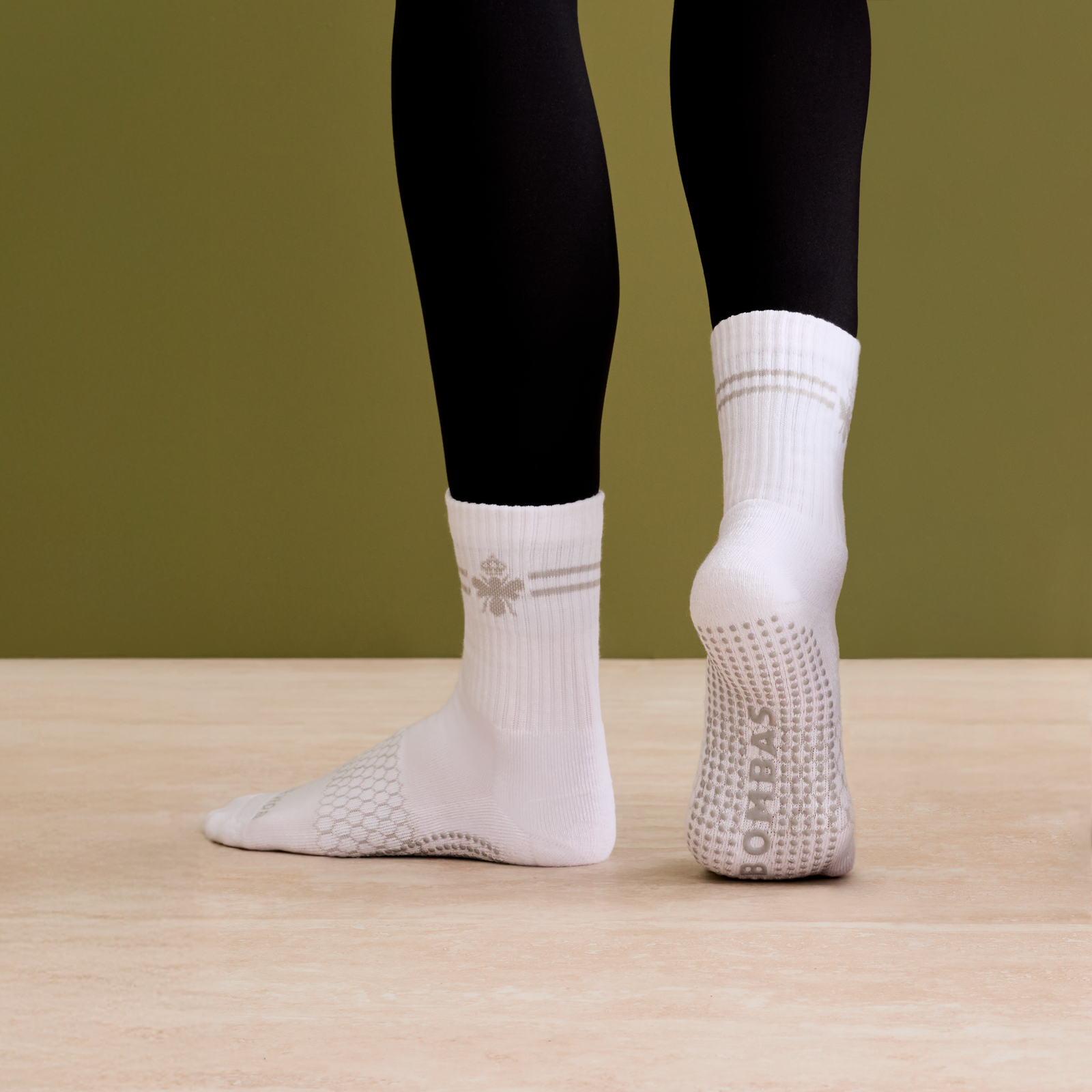 official-bombas::10131-white-adult-male-onmodel-0-transparent-v3.png